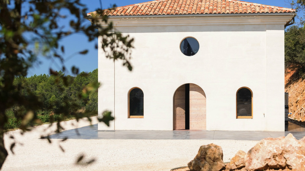 Château La Calisse estate and cellar buildings in Pontevès, Provence